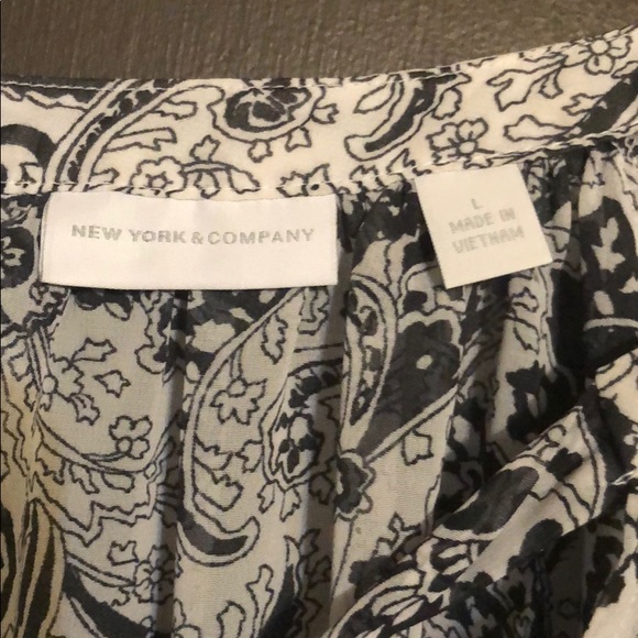 Black/white blouse size Lg - Picture 3 of 3